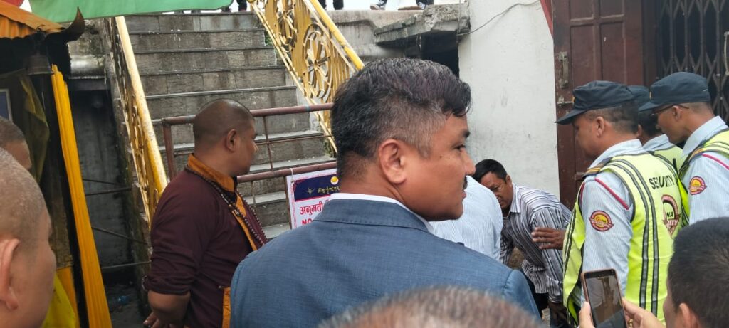 बौद्ध स्तुपमाथी व्यक्ति प्रवेश गराइएको भन्दै चौतर्फी&hellip;